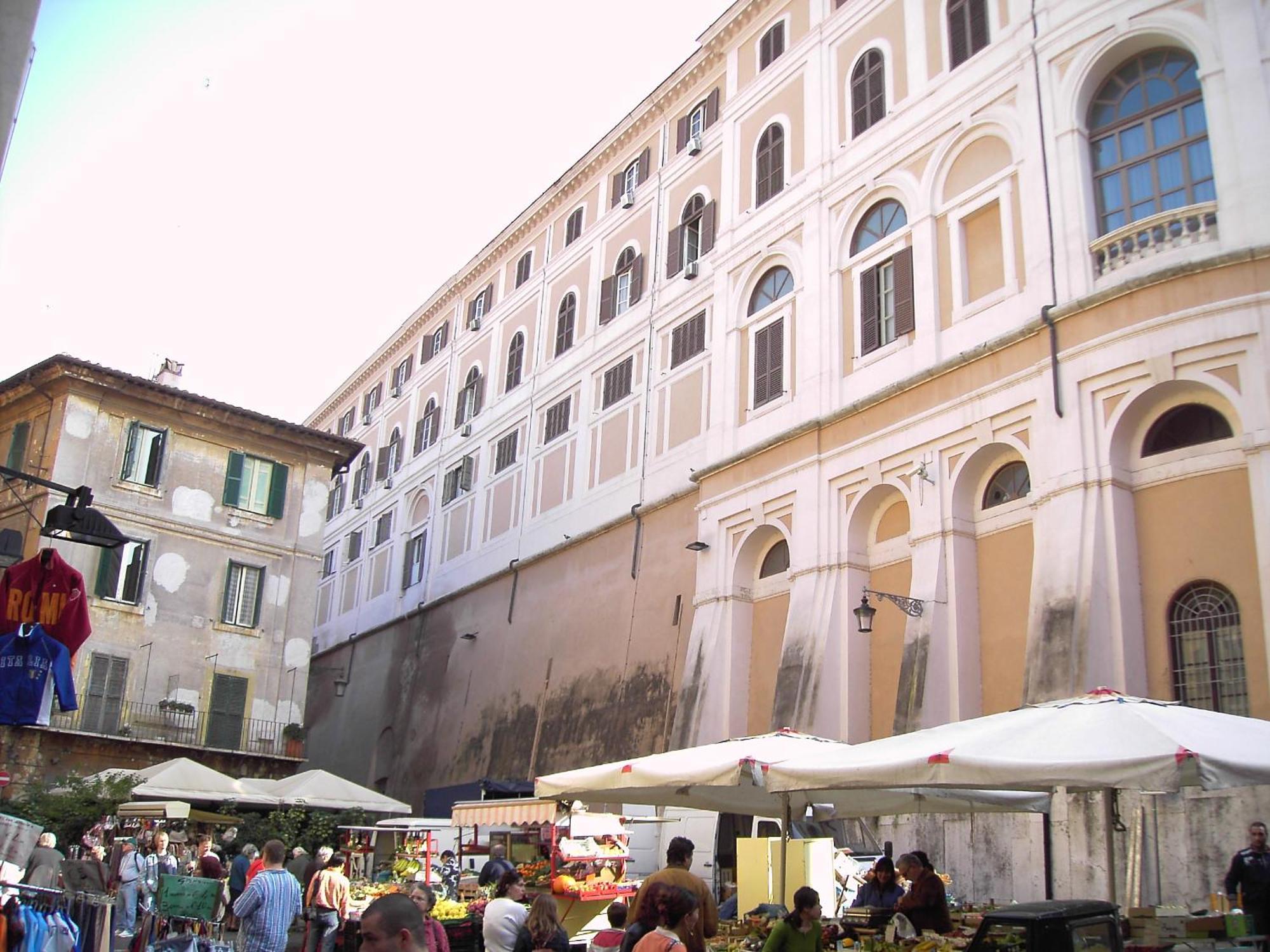 Spacious Modern Loft Steps From Trevi Fountain, Rome